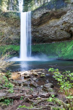 Uzun boylu ve güçlü Güney Şelalesi bir yürüyüş ile rock uçuruma basamaklı manzarayı insanlarla falls iz.