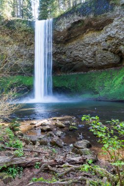 Uzun boylu ve güçlü Güney Şelalesi bir yürüyüş ile rock uçuruma basamaklı manzarayı insanlarla falls iz.