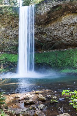 Uzun boylu ve güçlü Güney Şelalesi bir yürüyüş ile rock uçuruma basamaklı manzarayı insanlarla falls iz.