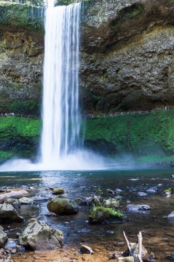 Uzun boylu ve güçlü Güney Şelalesi bir yürüyüş ile rock uçuruma basamaklı manzarayı insanlarla falls iz.