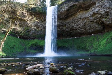 Uzun boylu ve güçlü Güney Şelalesi bir yürüyüş ile rock uçuruma basamaklı manzarayı insanlarla falls iz.