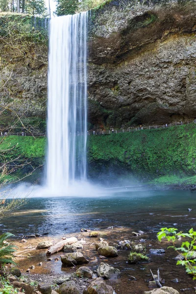 Uzun boylu ve güçlü Güney Şelalesi bir yürüyüş ile rock uçuruma basamaklı manzarayı insanlarla falls iz.