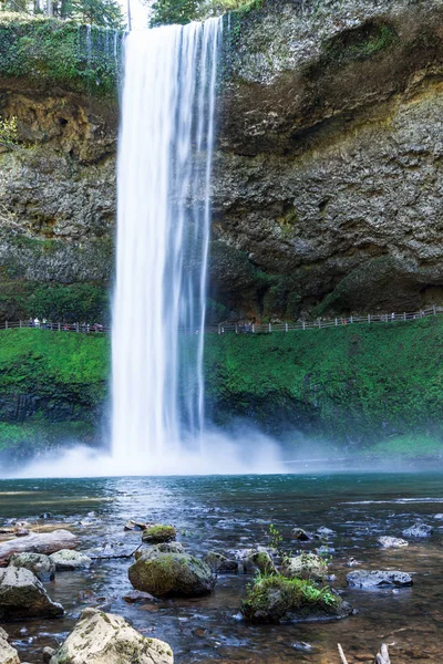 Uzun boylu ve güçlü Güney Şelalesi bir yürüyüş ile rock uçuruma basamaklı manzarayı insanlarla falls iz.