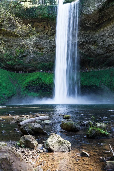 Uzun boylu ve güçlü Güney Şelalesi bir yürüyüş ile rock uçuruma basamaklı manzarayı insanlarla falls iz.