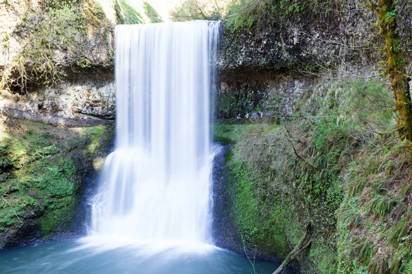 Silkeblødt Vand Lower South Falls Flyder Klipper Med Vandresti Bag - Stock-foto