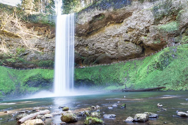 Uzun boylu ve güçlü Güney Şelalesi bir yürüyüş ile rock uçuruma basamaklı manzarayı insanlarla falls iz.