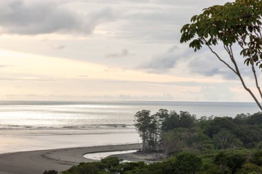 batan güneşin pastel renklerle değiştirmek gökyüzü Kosta Rika Pasifik Okyanusu boyunca uzanan ufuk huzurlu görünümünü başlar