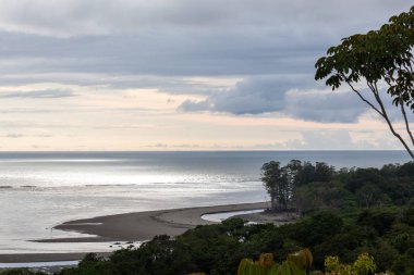 batan güneşin pastel renklerle değiştirmek gökyüzü Kosta Rika Pasifik Okyanusu boyunca uzanan ufuk huzurlu görünümünü başlar