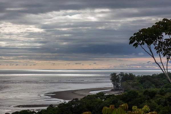 수평선 하늘으로 코스타 리카의 태평양에 스트레칭의 평화로운 석양을 파스텔 색상으로 — 스톡 사진