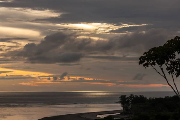 수평선 하늘으로 코스타 리카의 태평양에 스트레칭의 평화로운 석양을 파스텔 색상으로 — 스톡 사진