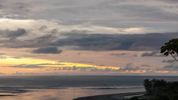 長閑な空としてコスタリカの太平洋岸に広がる水平線の夕日とパステル カラーに変更してから — ストック写真