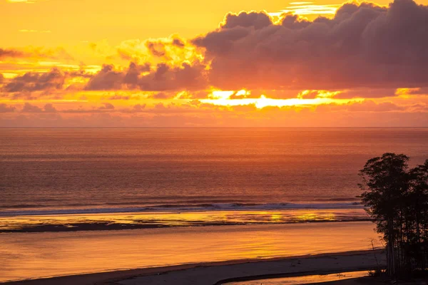 Cores Vivas Nas Nuvens Céu Enquanto Sol Põe Atrás Horizonte — Fotografia de Stock