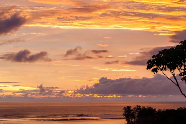 Cores Vivas Nas Nuvens Céu Enquanto Sol Põe Atrás Horizonte — Fotografia de Stock