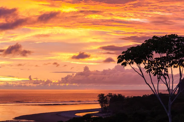 Cores Vivas Nas Nuvens Céu Enquanto Sol Põe Atrás Horizonte — Fotografia de Stock