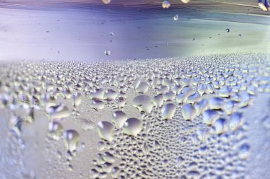 Bir bardak su yoğunlaşma kalıplarının kapatın. Arka plan veya doku.