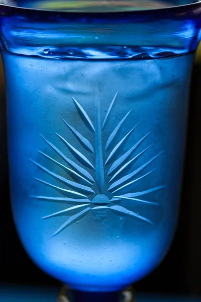 Interesting Pattern Blue Chalice Filled Ice Water Condensation Forming — Stock Photo, Image