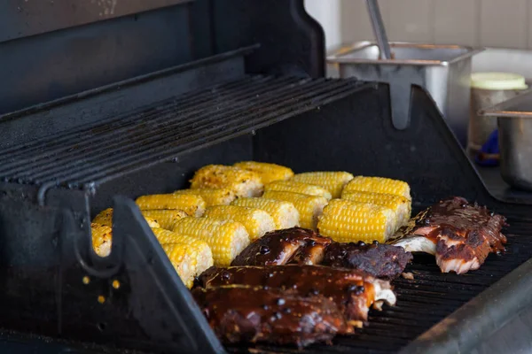 Fjärde Juli Cookout Med Bbq Revbensspjäll Och Majskolv Som Tillagas — Stockfoto