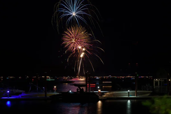 Bellissimi Fuochi Artificio Del Luglio Che Brillano Sul Lago Coeur — Foto Stock