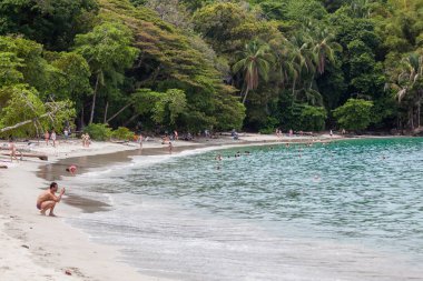 Manuel Antonio Beach, Kosta Rika - 6 Mayıs 2016: tenha ve korumalı beach, Manuel Antonio Milli parkta Kosta Rika Pasifik Okyanusu'nda 6 Mayıs 2016 üzerinde zevk turist.