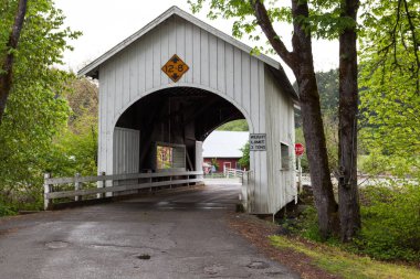 Myrtle Creek, Oregon - 17 Nisan 2014: Tarihi Neal Lane kapalı Güney Myrtle Creek kapsayan ve gün Creek yol Myrtle Creek veya 17 Nisan 2014 isteyen köprü.