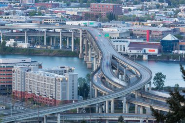 Portland, Oregon - 14 Nisan 2014: Marquam Hill üst tramvay istasyonu şehir bina ve Marquam Köprüsü Willamette Nehri Portland veya 14 Nisan 2014 görünümden. Alacakaranlık düşük çekim.