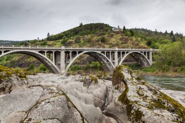 Güney Umpqua Nehri Oregon yeşil suları üzerinde bir beton kemer köprü kapsayan önünde taş oyulmuş su.