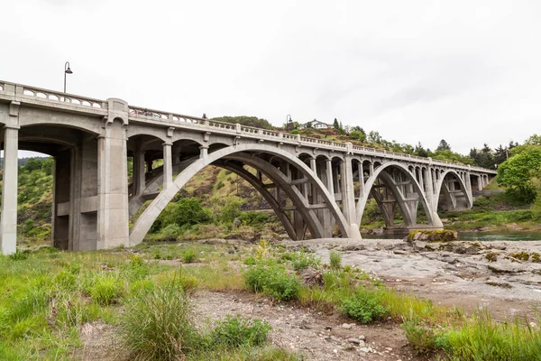 Een Concrete Boogbrug Spanning Groene Wateren Umpqua South River Oregon — Stockfoto