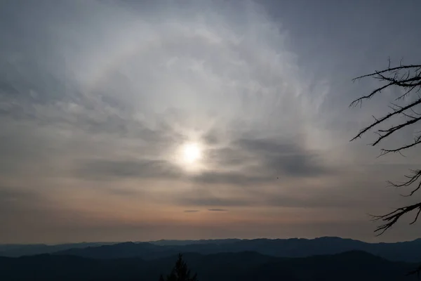 Sol Tarde Refratando Através Nuvens Finas Criando Halo Olho Como — Fotografia de Stock