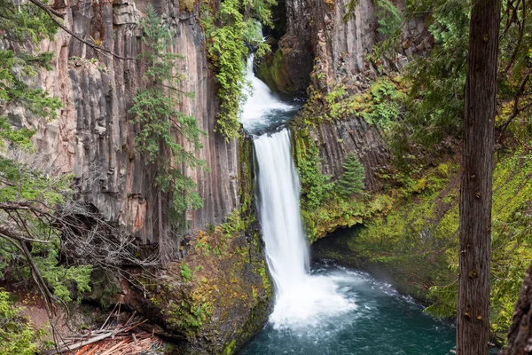 North Umpqua River Flowing Three Tiers Columnar Basalt Rockto Create — Stock Photo, Image