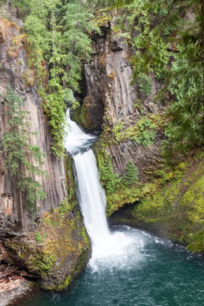 Den Nordlige Umpqua Floden Flyder Tre Niveauer Søjleformede Basalt Rockto - Stock-foto