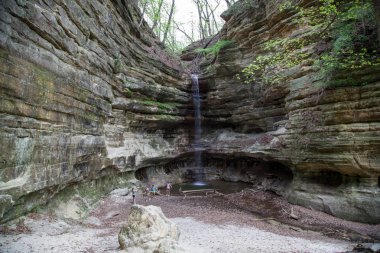 Aç Rock State Park, Illinois - 7 Mayıs 2014: St. Louis aç Rock State Park, IL 7 Nisan 2014 üzerinde bulunan şelaleler ile ilgilenen Kanyon hiking dört kadın.