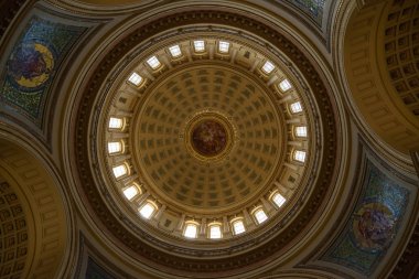 Madison, Wisconsin - 10 Mayıs 2014: Madison, Wi içinde 10 Mayıs 2014 bina başkentinde merkezi kubbe resim ve mozaik çini bakarak dik.