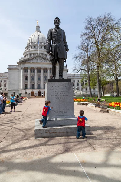 Madison Wisconsin Mayo 2014 Dos Niños Pequeños Capas Superman Juegan —  Fotos de Stock