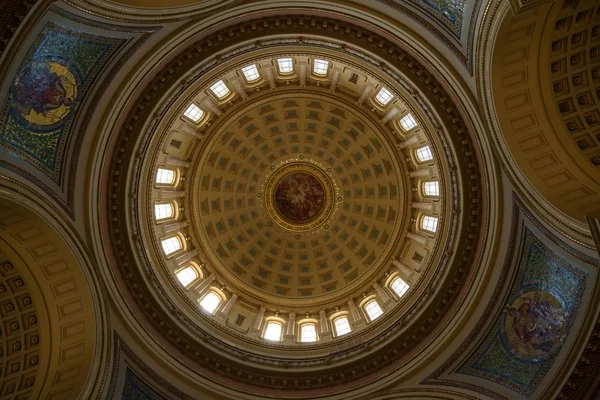 Madison, Wisconsin - 10 Mayıs 2014: Madison, Wi içinde 10 Mayıs 2014 bina başkentinde merkezi kubbe resim ve mozaik çini bakarak dik.