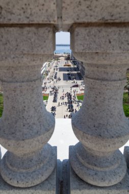 Madison, Wisconsin - 10 Mayıs 2014: çatı korkuluk bina genelinde gelen motosiklet Farkındalık ay Madison, WI için 10 Mayıs 2014 sermaye Park motosiklet bir grup aramak.