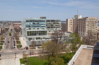 Madison, Wisconsin - 10 Mayıs 2014: Seyir kuzeydoğu aşağı Doğu Washington Avenue Madison, Wi içinde 10 Mayıs 2014 bina sermaye çatıdan.