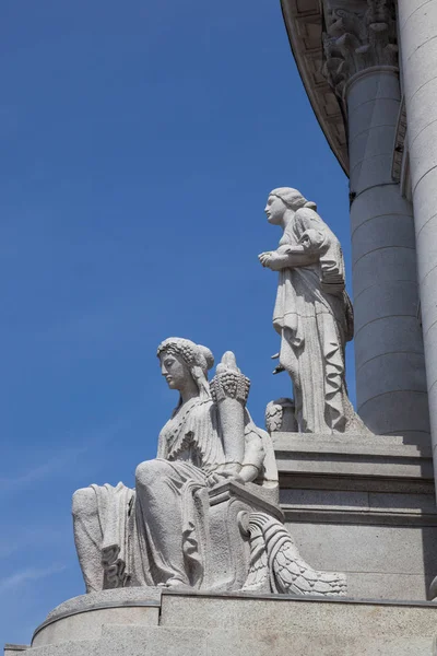カール苦いによって作成された彫像が 2014 日にマディソン ウィスコンシンの首都の外面を飾るマディソン ウィスコンシン 2014 — ストック写真