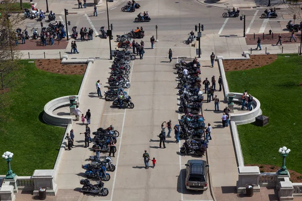 Madison Wisconsin Maio 2014 Grupo Motocicletas Estacionadas Edifício Capital Frente — Fotografia de Stock