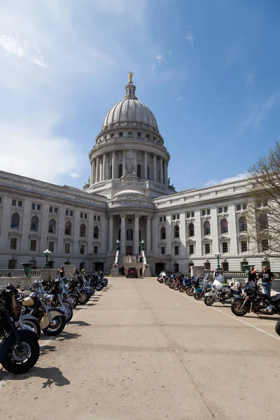Madison Wisconsin Mayo 2014 Grupo Motocicletas Estacionadas Edificio Capital Frente —  Fotos de Stock