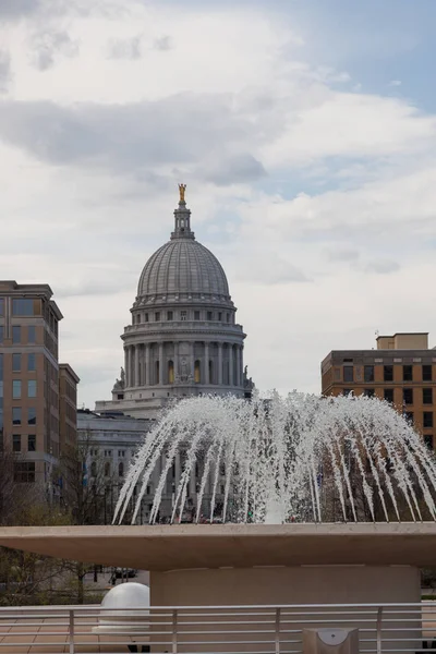 Madison Wisconsin Mayo 2014 Una Fuente Agua Monana Terrace Con —  Fotos de Stock