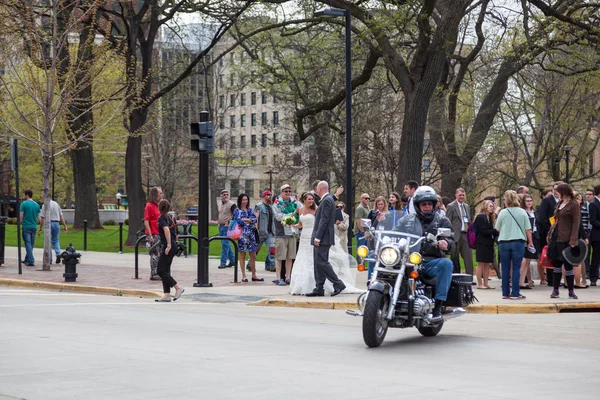 Madison Wisconsin Mayıs 2014 Kalabalık Bir Cadde Köşelerinde Bir Motosiklet — Stok fotoğraf