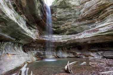 St. Louis Kanyon şelale uzun pozlama ile ipeksi su sığ bir havuza düşmeye kumtaşı uçuruma basamaklı.
