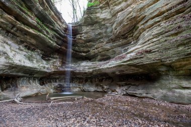 St. Louis Kanyon şelale uzun pozlama ile ipeksi su sığ bir havuza düşmeye kumtaşı uçuruma basamaklı.
