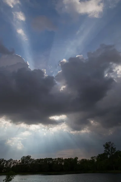 Feixes Fortes Luz Brilham Através Nuvens Tempestade Ondulantes Para Formar — Fotografia de Stock