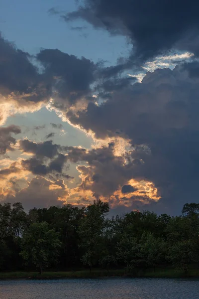 Uma Exibição Espetacular Luz Pôr Sol Nuvens Tempestade Com Uma — Fotografia de Stock