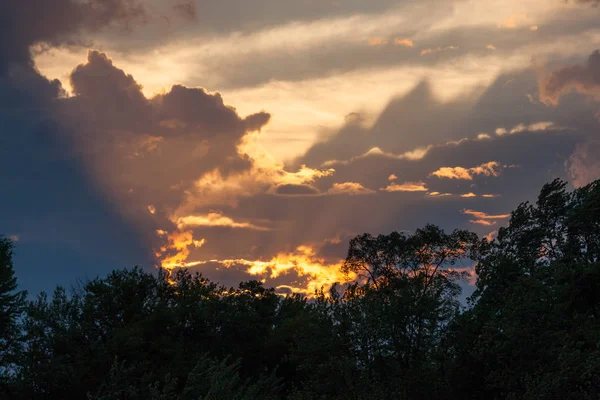 Uma Exibição Espetacular Luz Pôr Sol Nuvens Tempestade Com Uma — Fotografia de Stock