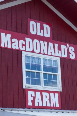 Rapid City, Güney Dakota - 10 Haziran 2014: bir pencere ve işareti yaşlı Macdonald'ın çiftliği Rapid City, Sd üzerinde 10 Haziran 2014 için geleneksel bir kırmızı ve beyaz ahır yan.