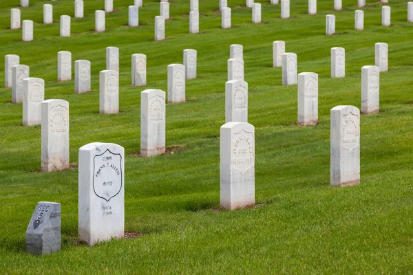 ホットスプリングス サウスダコタ 2014 新しい大理石墓マーカー古い墓石の中で 2014 日に温泉 でホット スプリングス国立墓地のセクション の内戦の兵士 — ストック写真