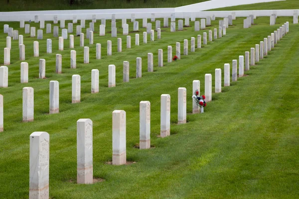 ホットスプリングス サウスダコタ 2014 2014 日に温泉 でホット スプリングス国立墓地の内戦の兵士のためのセクションで墓石に安静時の花のグループ — ストック写真