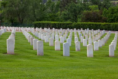 Satır beyaz mermer mezar taşı mezar siteleri bize sıcak Springs Ulusal Mezarlığı Güney Dakota'da hillside Askerllerin işaretleme.